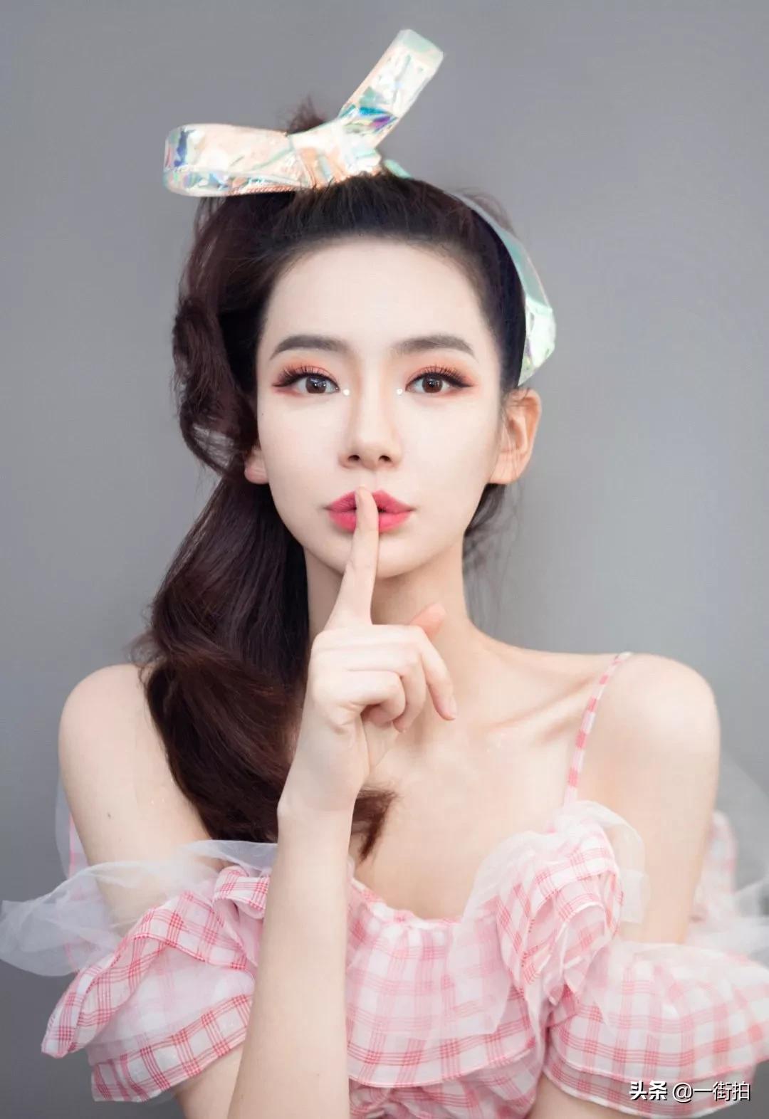 戚薇穿牛仔背带裙,戚薇吊带裙搭配图片