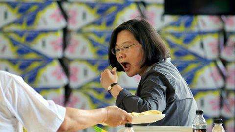 都怪蔡英文!“三颗高丽菜换不到一个茶叶蛋”,台湾水果很便宜,农户很受伤