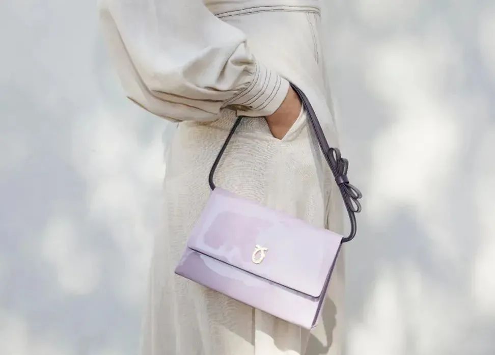 英国女王拿过的包包,英国伊丽莎白女王二世包包