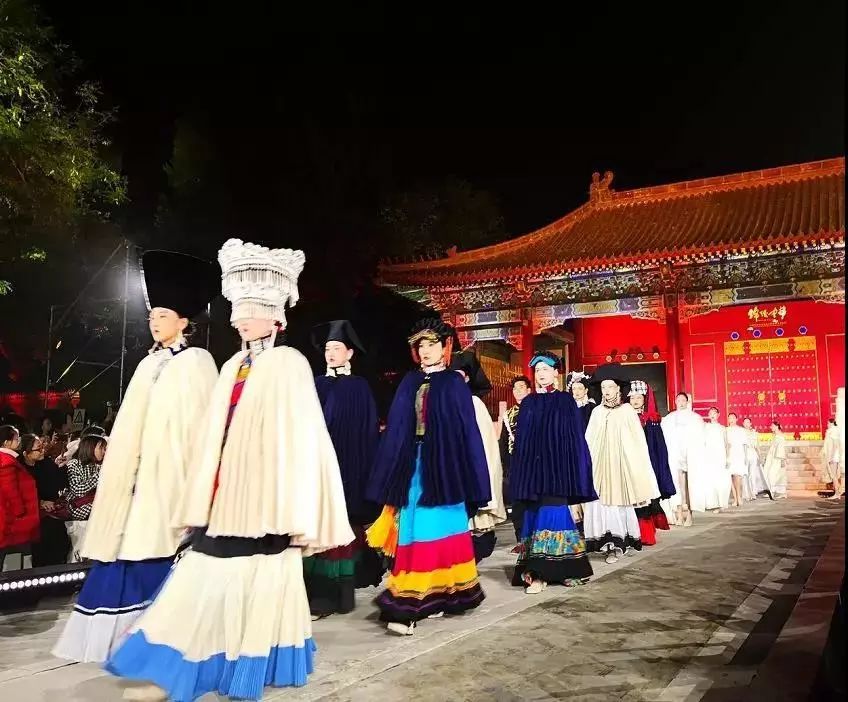 彝族民族服饰视频,彝族服饰惊艳