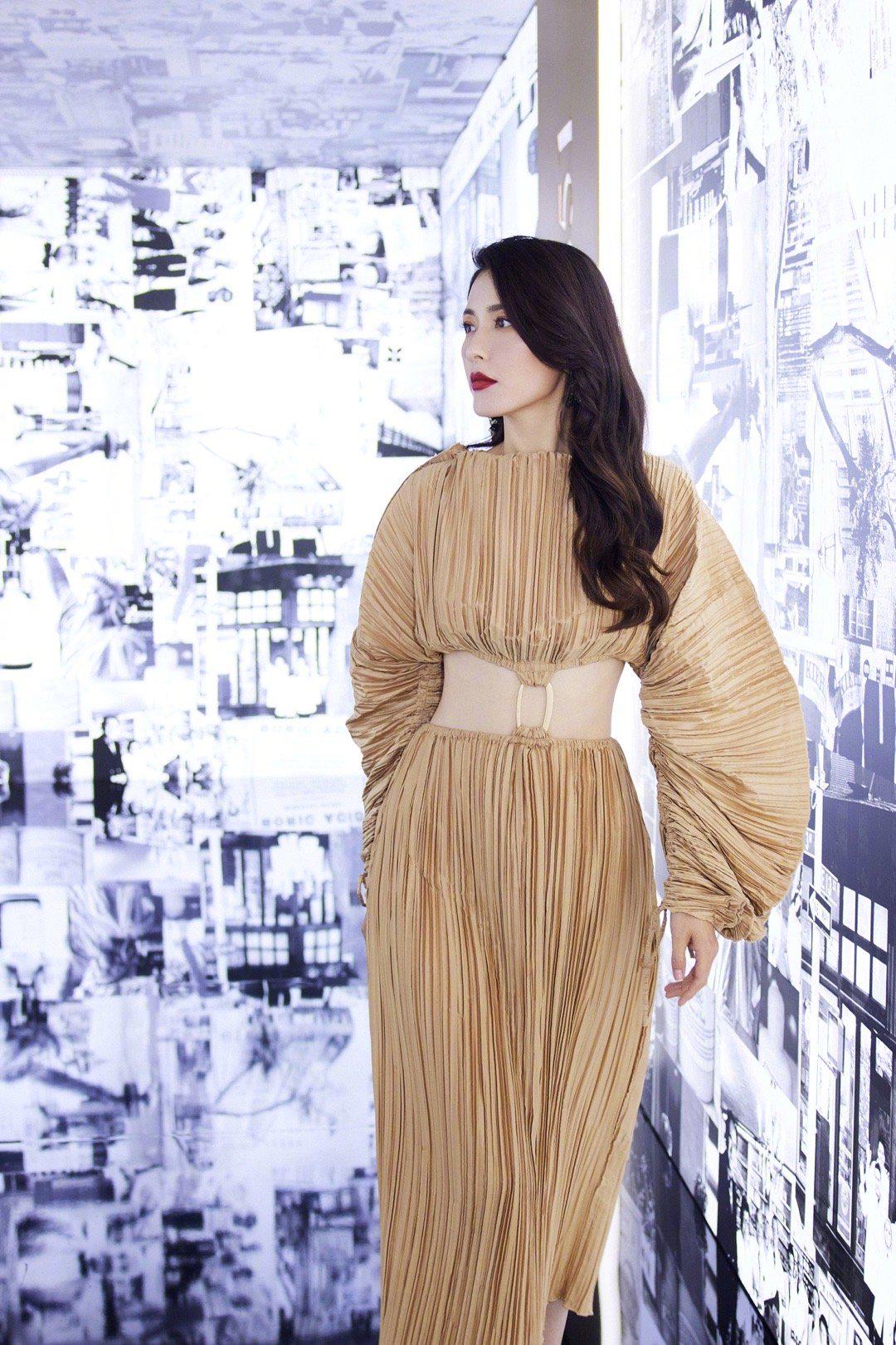 46岁曾黎曼妙身姿,曾黎一字肩鱼尾裙