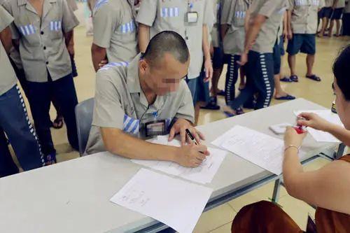 服刑人员入狱能继续交社保吗？家属能帮忙交吗？