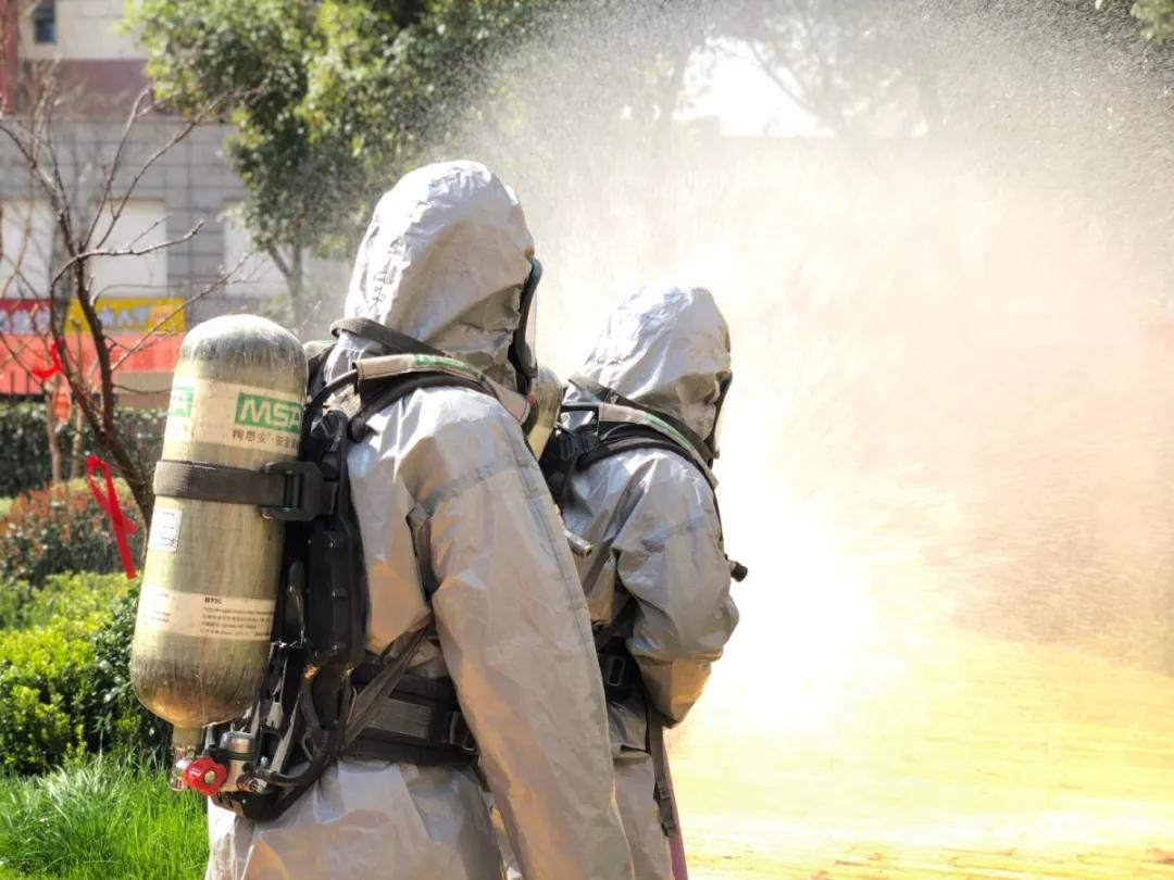 他一直都在诗歌,她一直都在作文600字