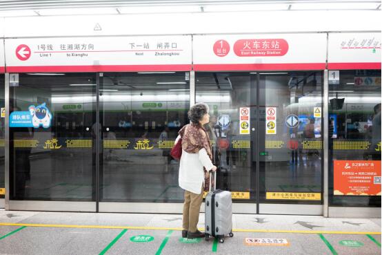 模特就一定年轻貌美?这个71岁的淘女郎秒杀维密大长腿