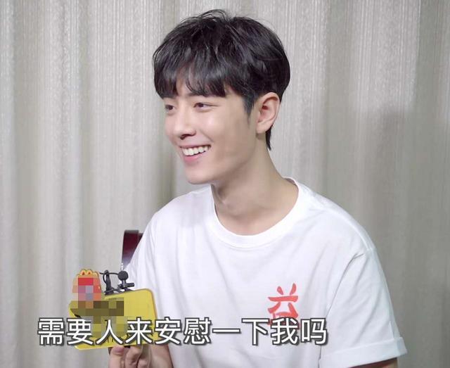 肖战新造型穿益字白T，手绘漫画传递正能量，总算复出有望了