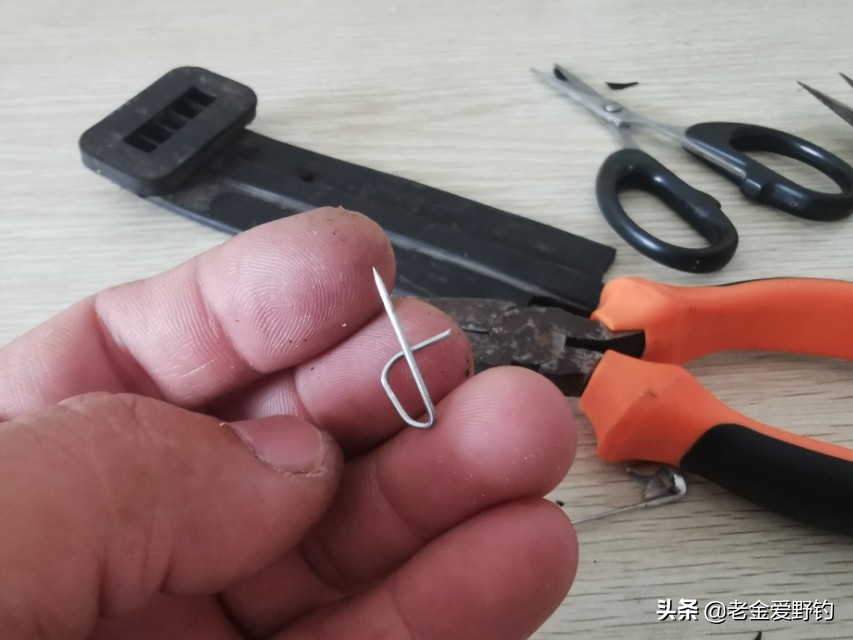 怎么用绑钩器绑钩简单又结实,绕线圈自制绑钩器可以绑袖钩