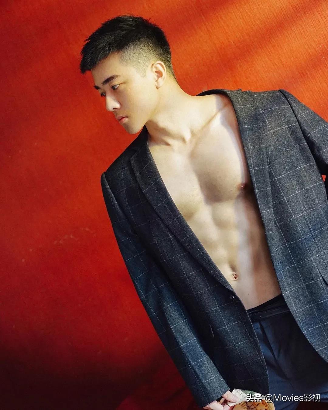 穿短裤比汪小菲还好看！奶凶腱子肉小狼狗，浴室照疯狂撩粉！