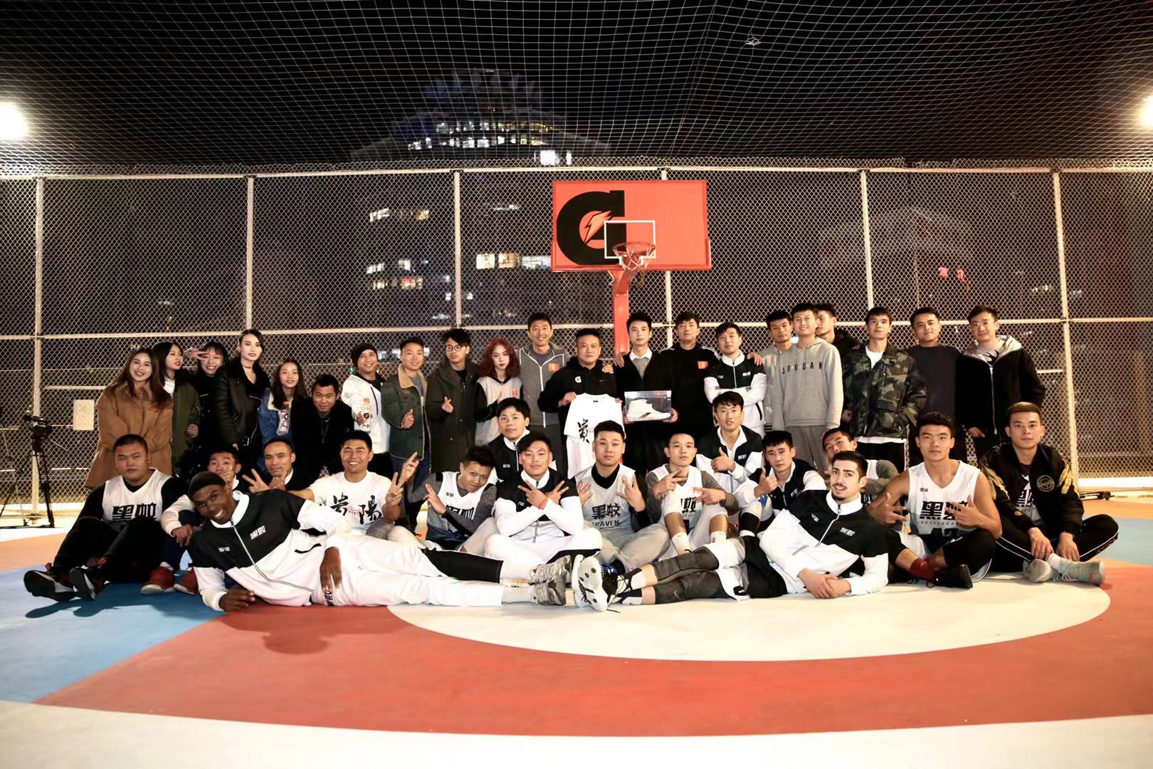 贵阳观山湖区篮球场免费开放,贵阳楼顶上的篮球场