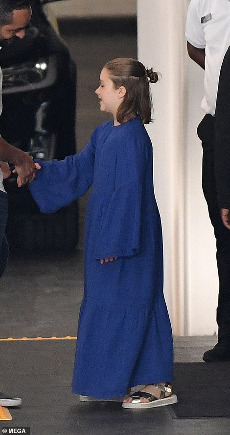 小七是大姑娘了！沙滩踢足球一人对阵两个哥哥，女汉子太有小贝范