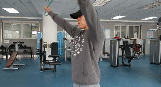 经常抬手工作,增加肩袖肌群稳定的训练