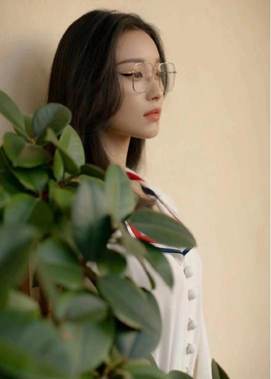 倪妮又有“小心思”？一身白裙简约复古，气质拿捏得足足的