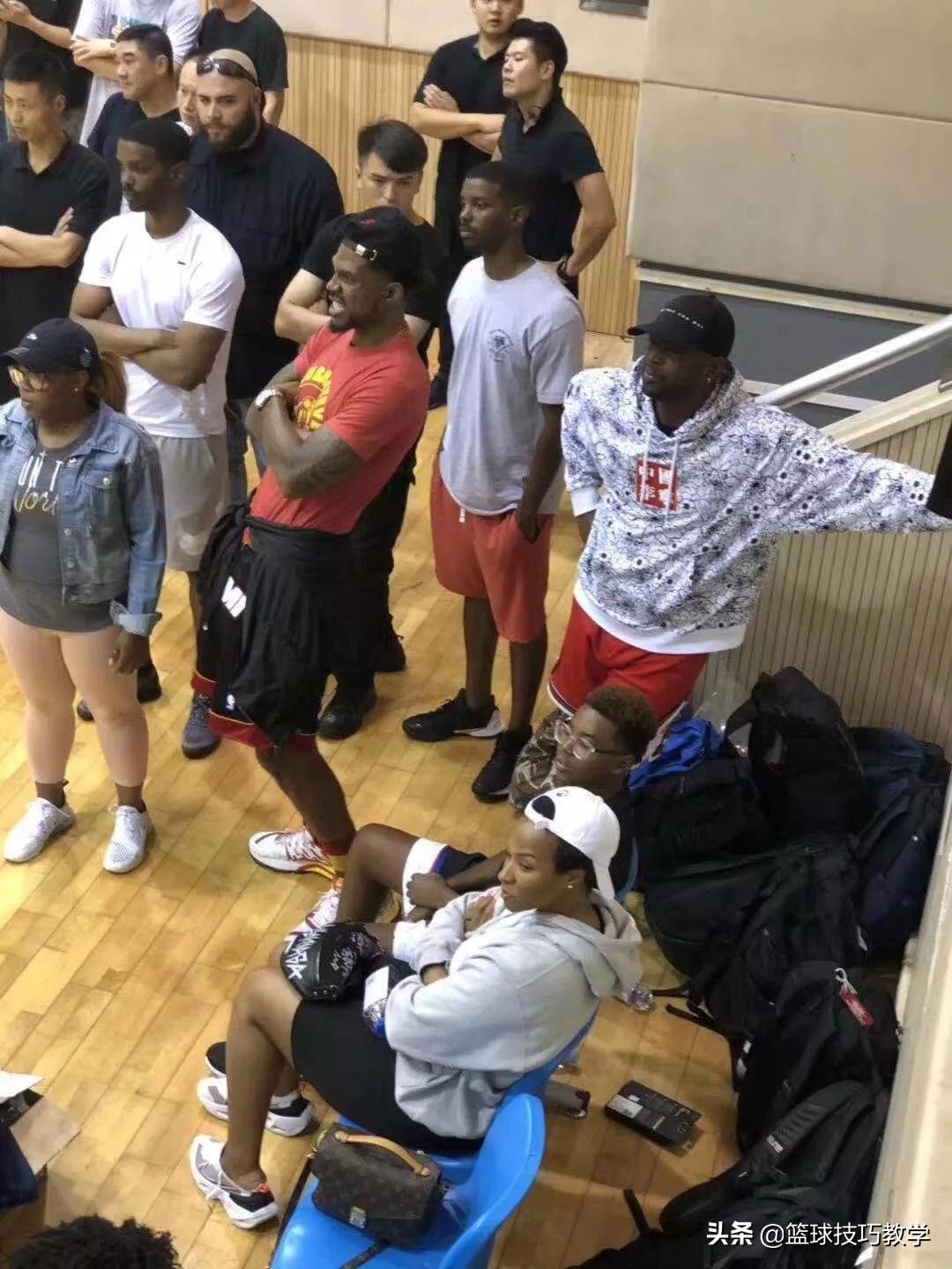 中美篮球差距还是太大，三场狂胜95分，詹韦儿子联手太强了