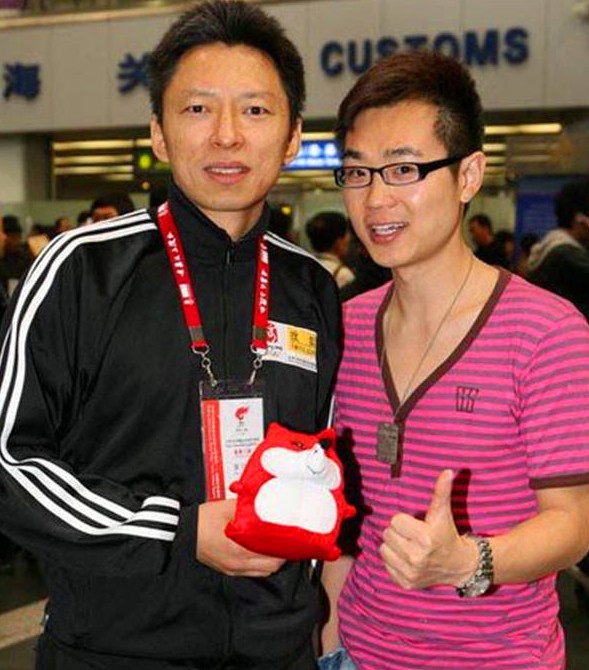 他曾离家出走,街头卖唱,今靠《屌丝男士》走红,屌丝逆袭成导演