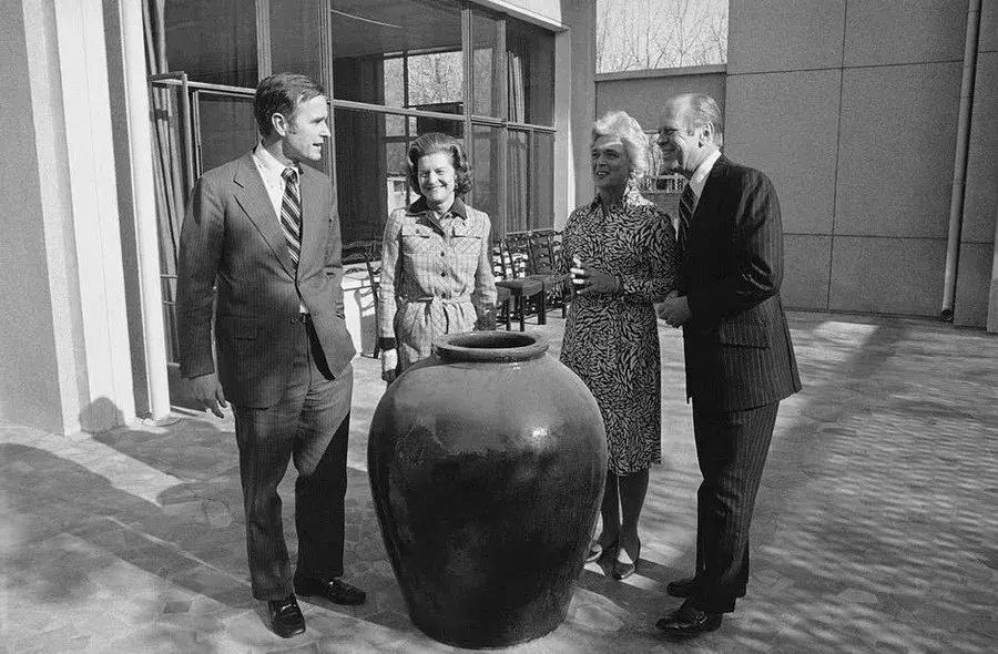 美国老布什总统逝世葬礼,美国前总统老布什跳伞