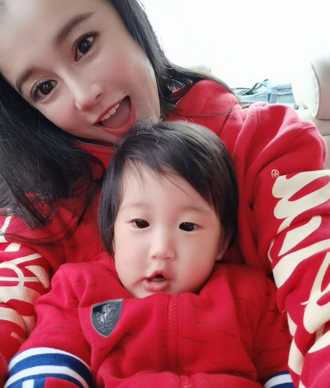 冉莹颖与两个儿子合照,冉莹颖晒与老公拥抱照