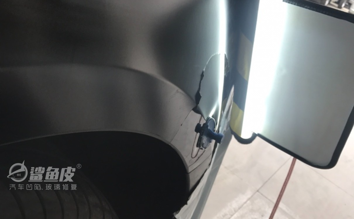 汽车被撞凹进去怎么办,汽车被撞凹陷了怎么拉出来