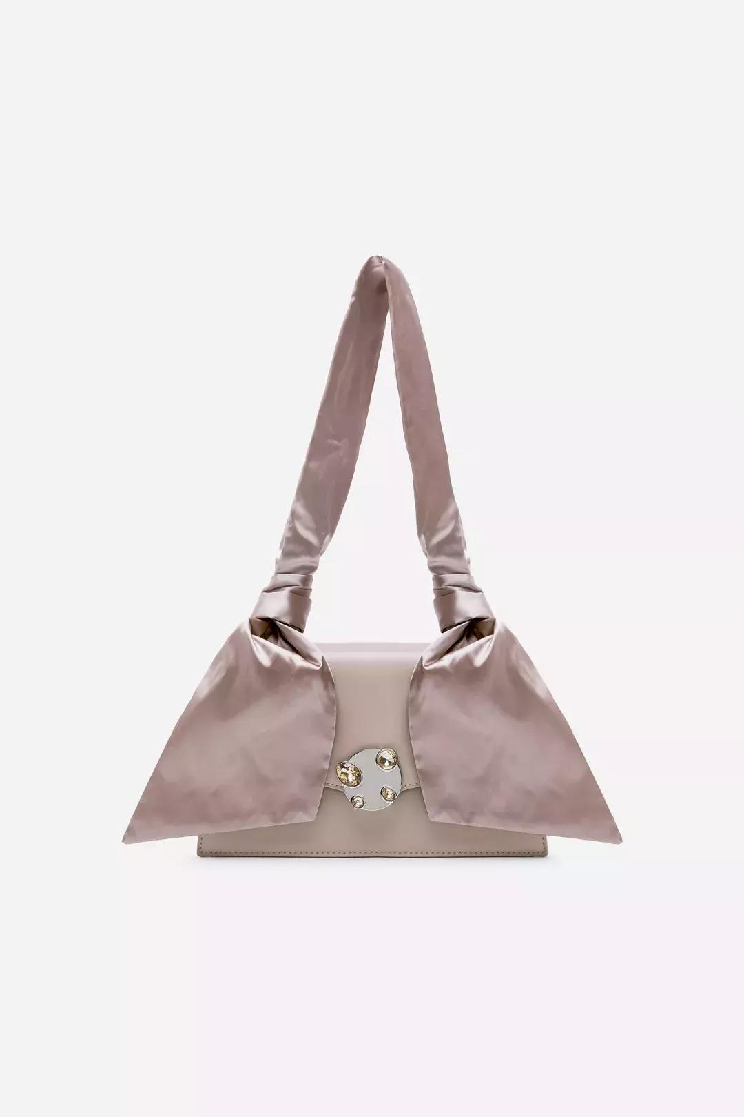 奶奶都嫌丑的包被Jennie背过后，有半个地球的时尚博主疯狂求同款