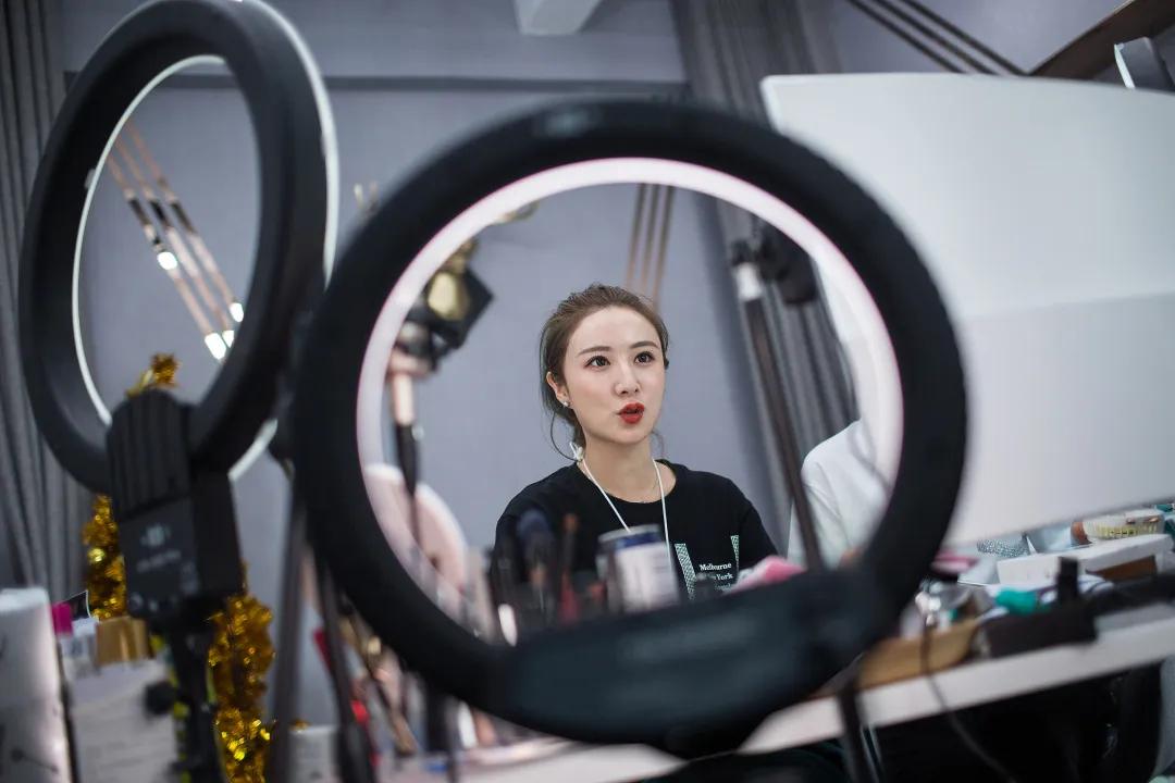 淘宝主播薇娅2019收入多少,网红女主播一个月能挣多少钱