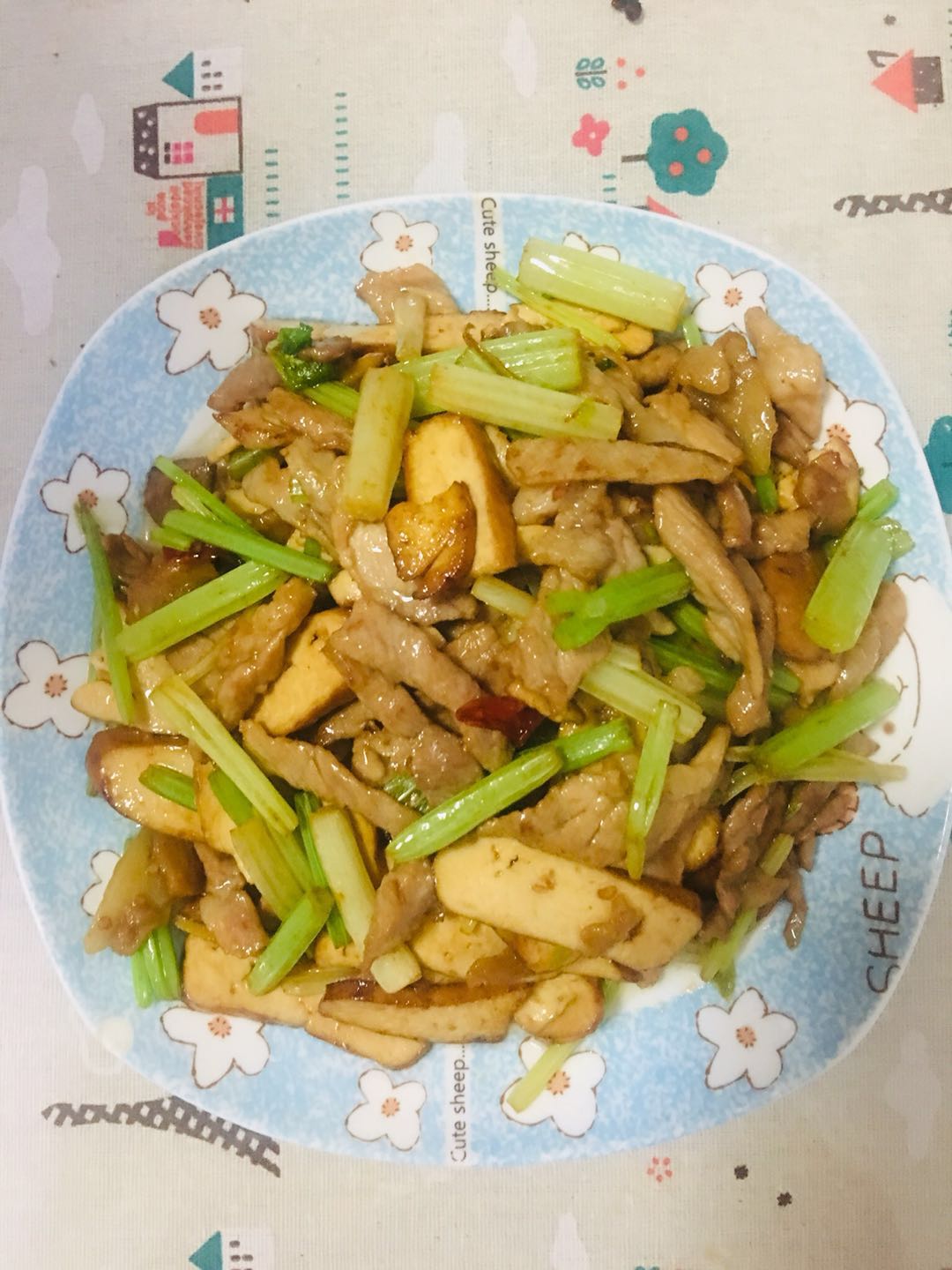 香干芹菜炒肉的配料,芹菜香干炒肉片热量