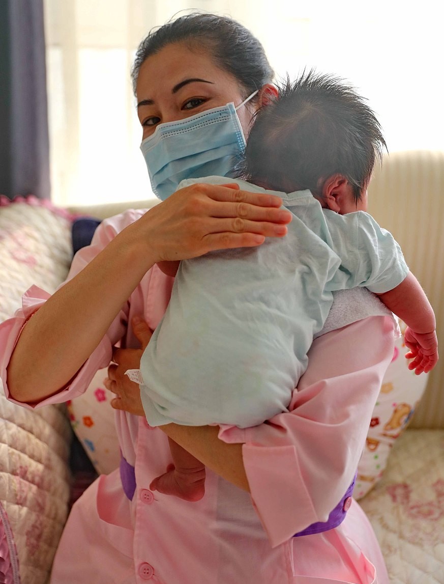 宝宝扁头、偏头,主要原因是家长,四个方法,塑造宝宝漂亮头型