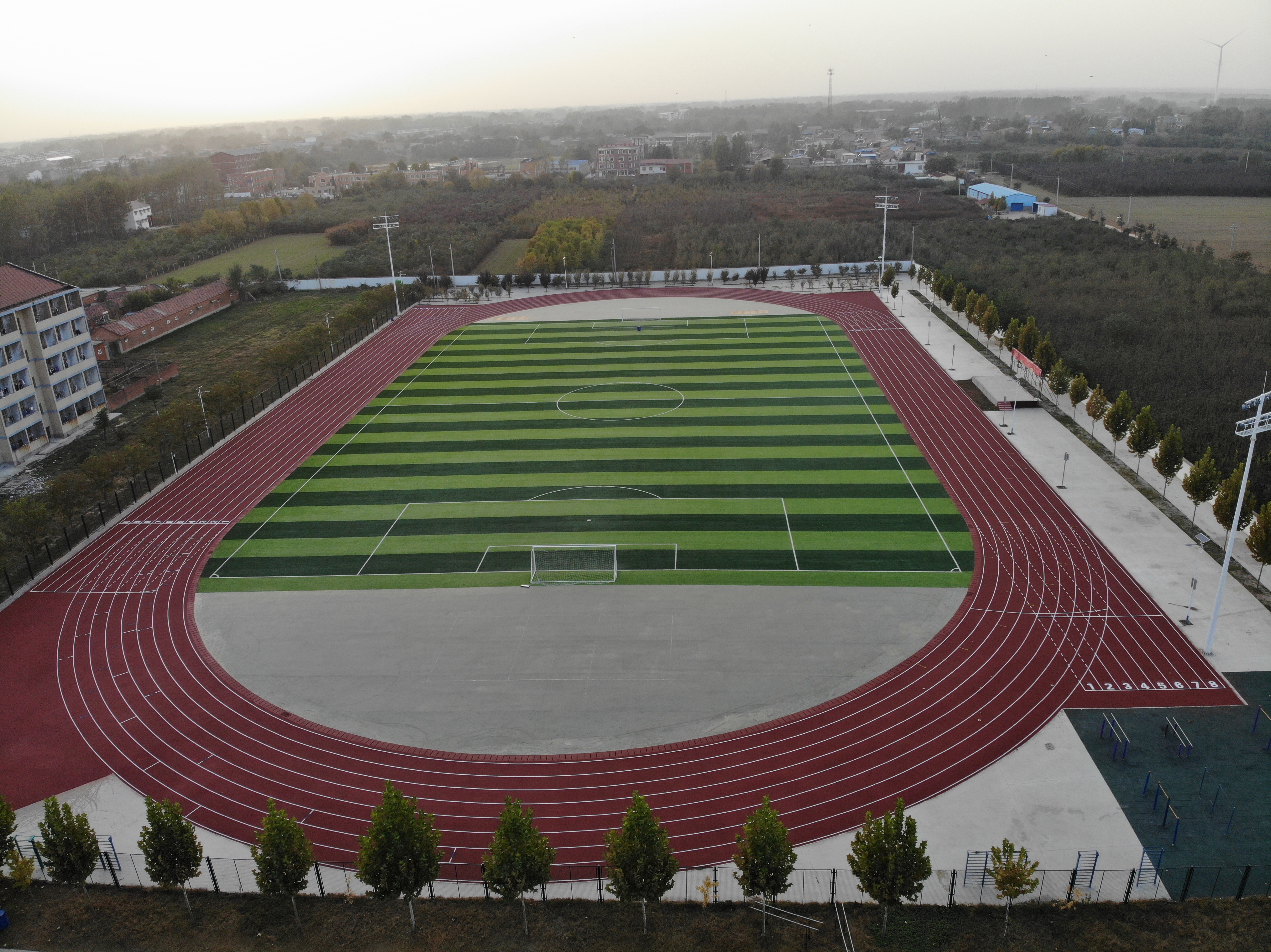 真正的足球场和学校足球场,足球场高大上