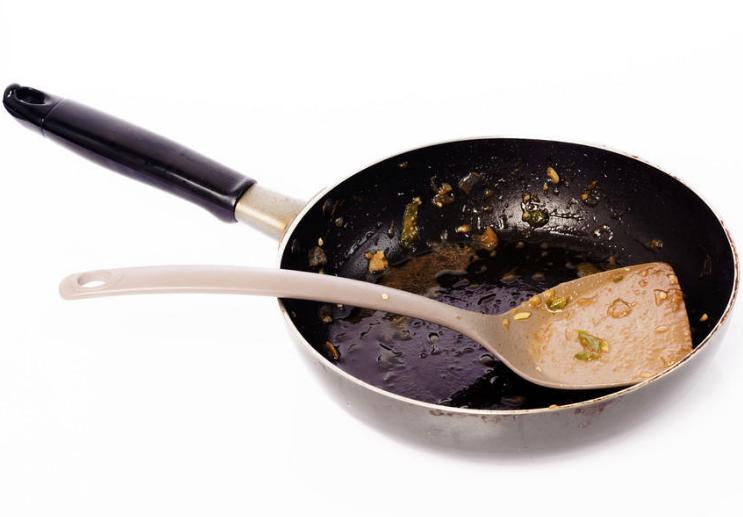 用过生锈的铁锅如何开锅永不生锈,铁锅开锅不生锈的正确方法