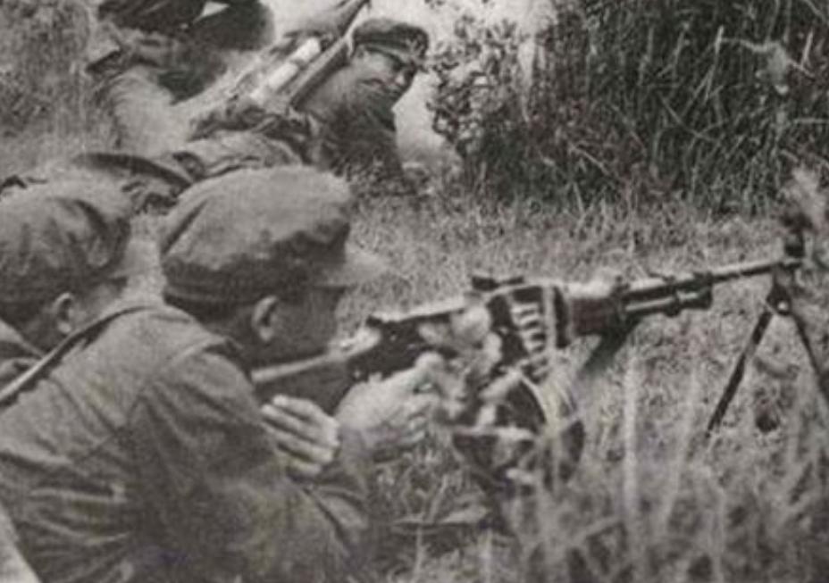 越战老兵回到曾经战斗过的地方,越战老兵讲述当年挡子弹