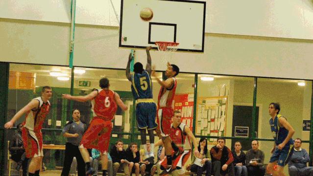 出生体育大国篮球却被*压打**，梦想实现受阻跨国延续热爱