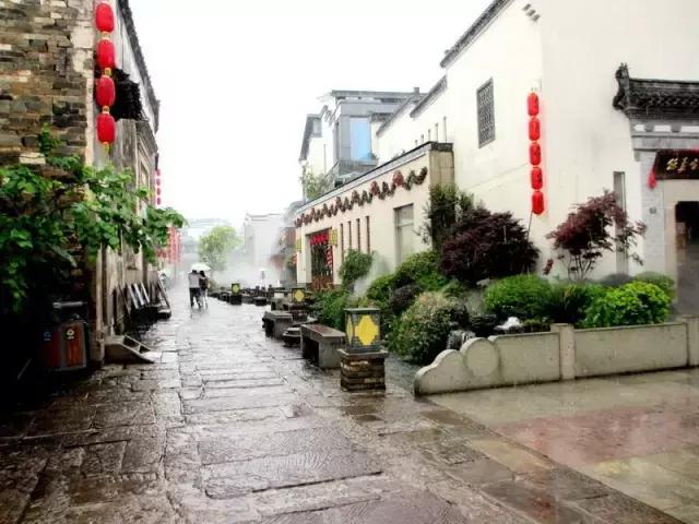 一下雨就变成了江南美景,一下雨黄山就成了徽州