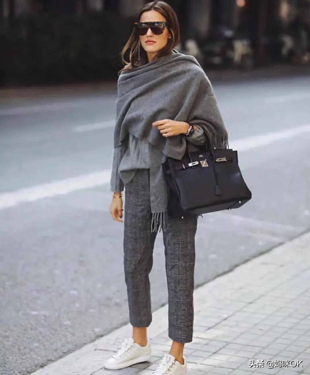 几种很火的围巾的新系法,比较短的围巾系大法