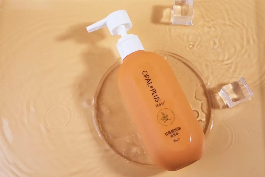 头发发质很蓬松而且很毛躁 (头发稀少不蓬松出油还厉害)