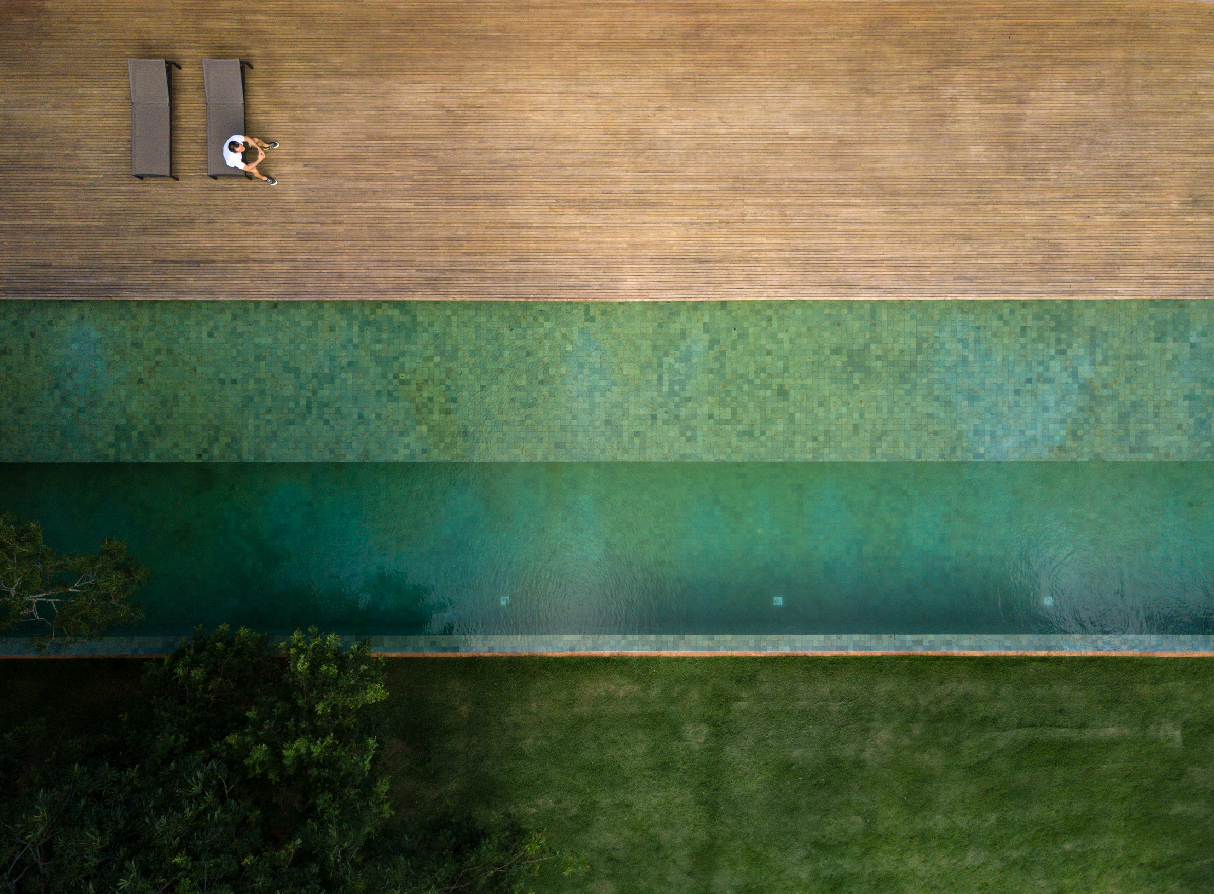 1000m²屋顶满种绿草，消隐在田园水光里的家