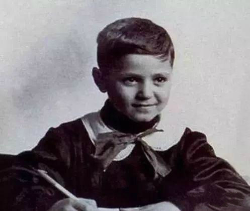 姚晨、许凯都爱范思哲手表，VERSACE范思哲是几线奢侈品牌？