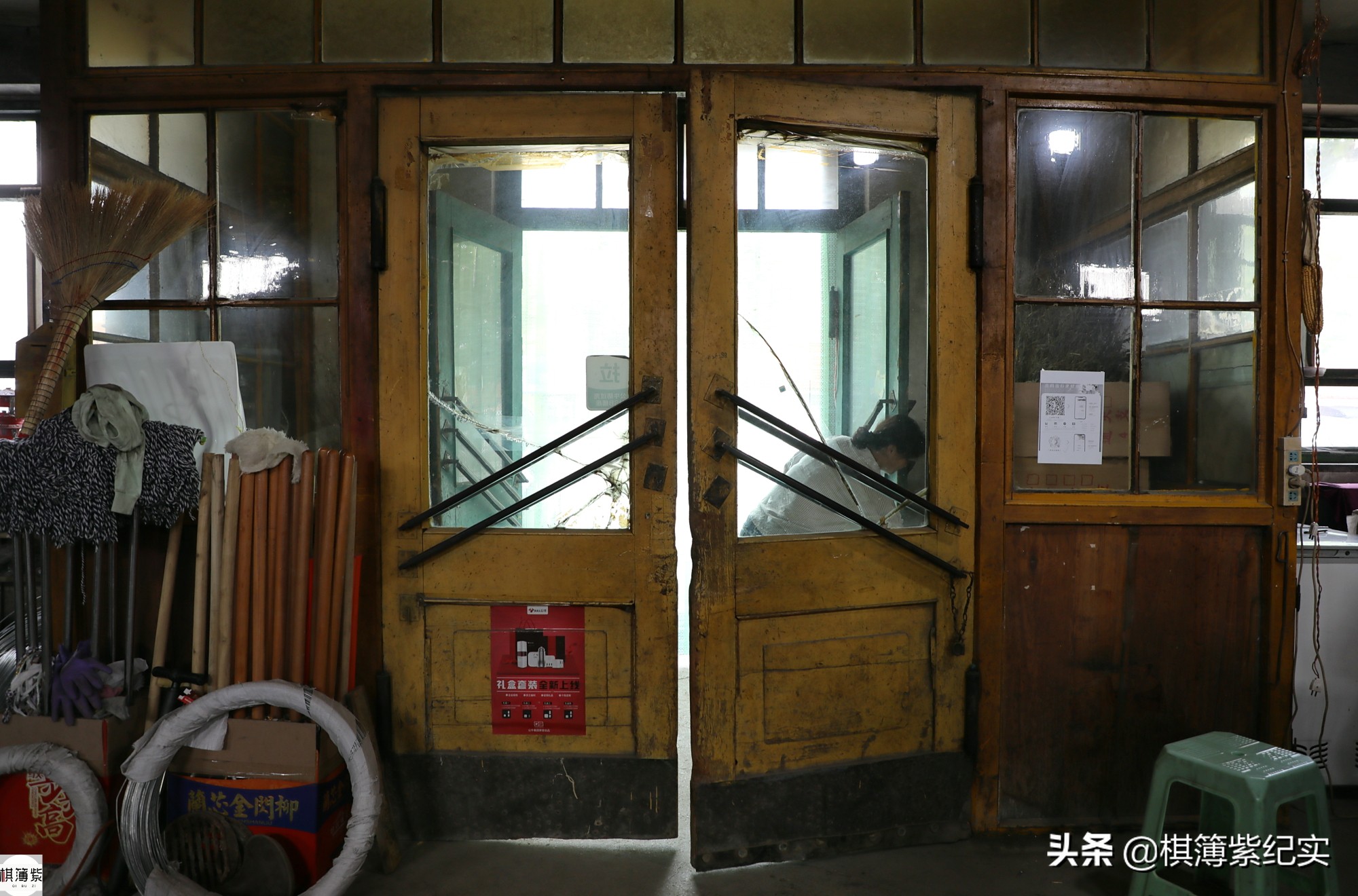 辽宁农村大社，柜台和商品还是八十年代样子，论分卖的小物件白送