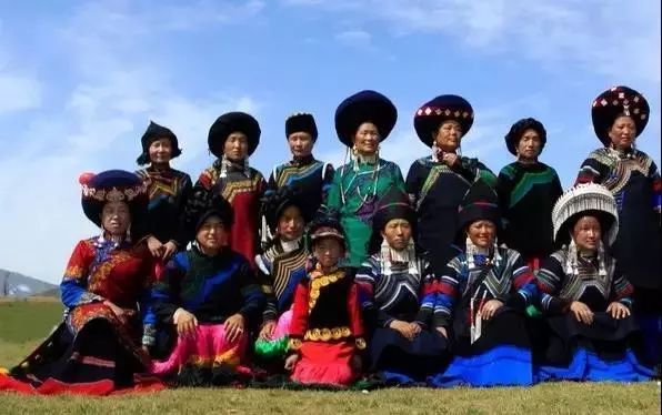 彝族民族服饰视频,彝族服饰惊艳