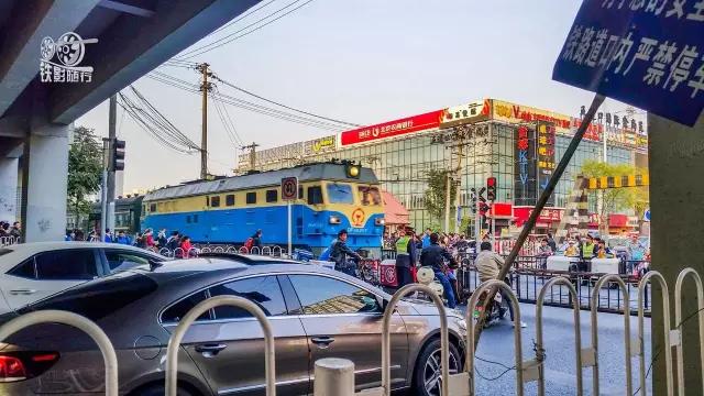 行人车辆请注意火车就要来了,行人车辆请注意火车来了不要抢道