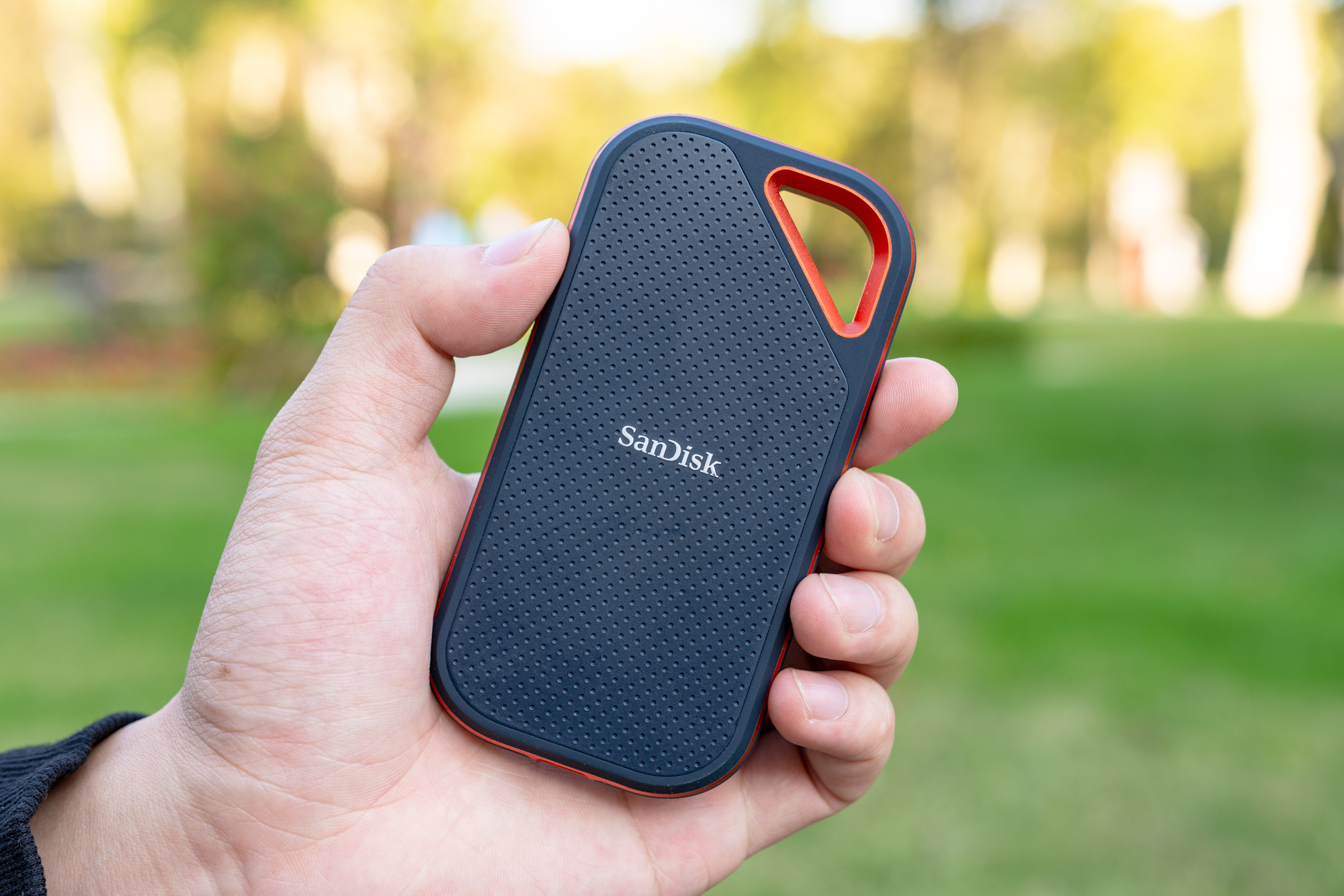 千兆传输速度移动硬盘,闪迪至尊高速固态硬盘4k读写速度