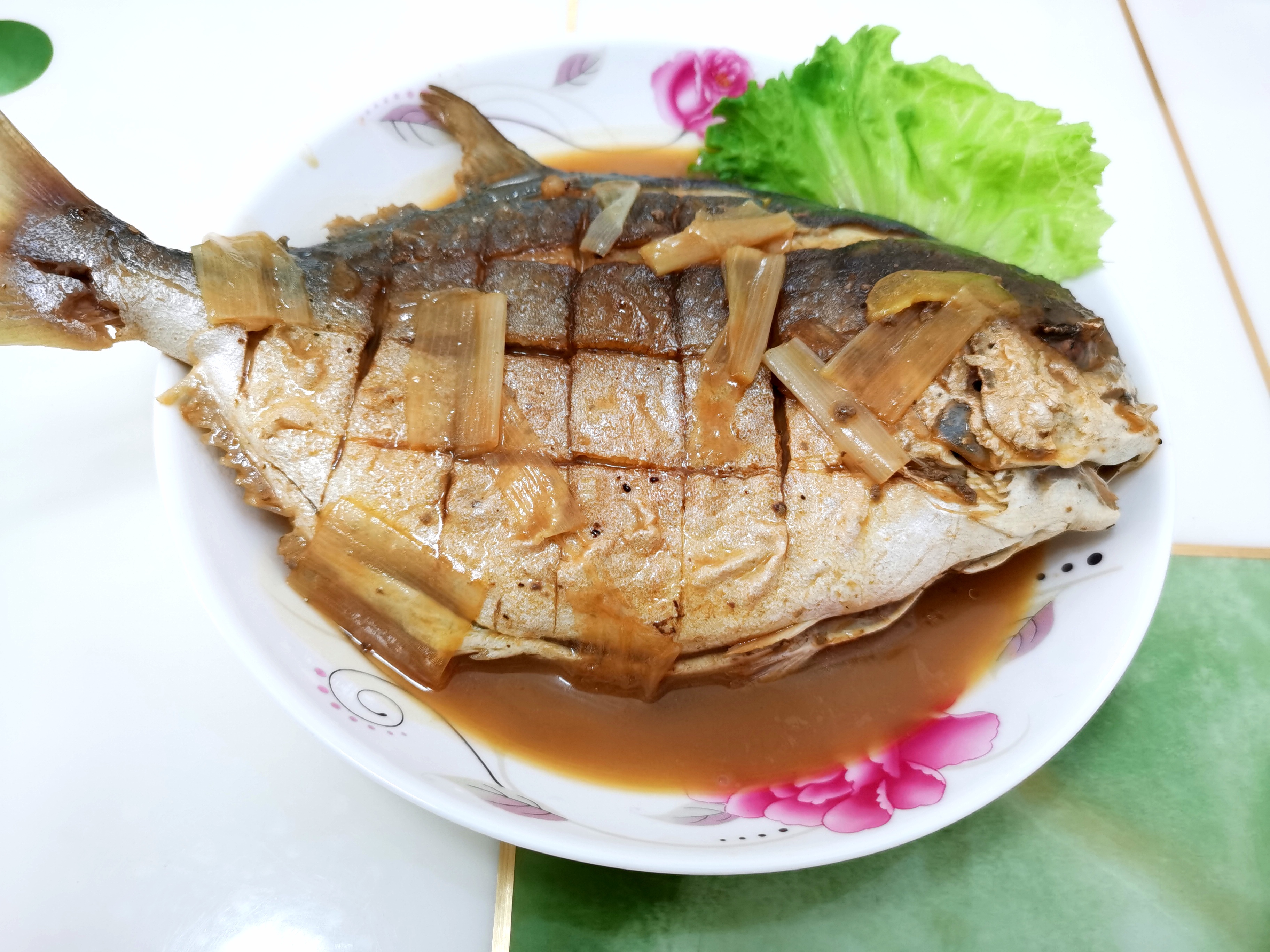 红烧金鲳鱼的家常做法鲜嫩可口,红烧金鲳鱼的正宗做法窍门