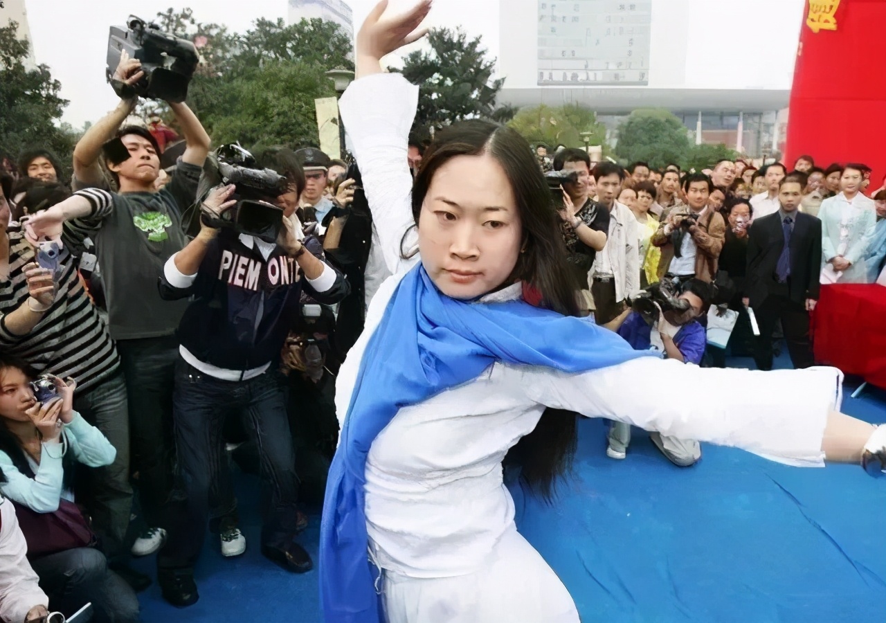 43岁芙蓉姐姐：从全网黑到资本过亿，被骂多年的她全凭不认命？