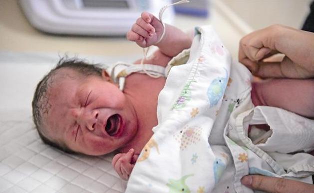 产妇可以自己抱婴儿出院吗,在医院生的孩子出院谁抱合适