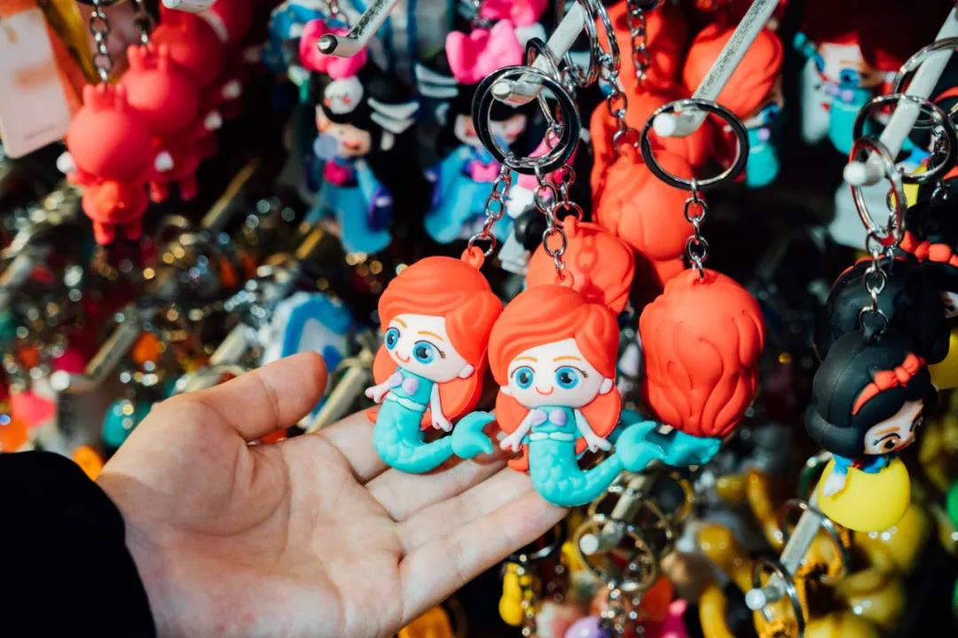 活着的两元店，2块钱能买啥？