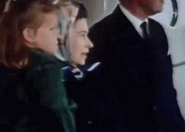 英女王下令封杀50年!王室私生活*片禁**遭泄露,百万人在线吃瓜