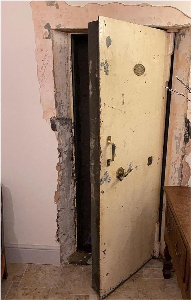 男子发现新家的墙面太诡异,男子发现新家墙壁有一道诡异裂缝