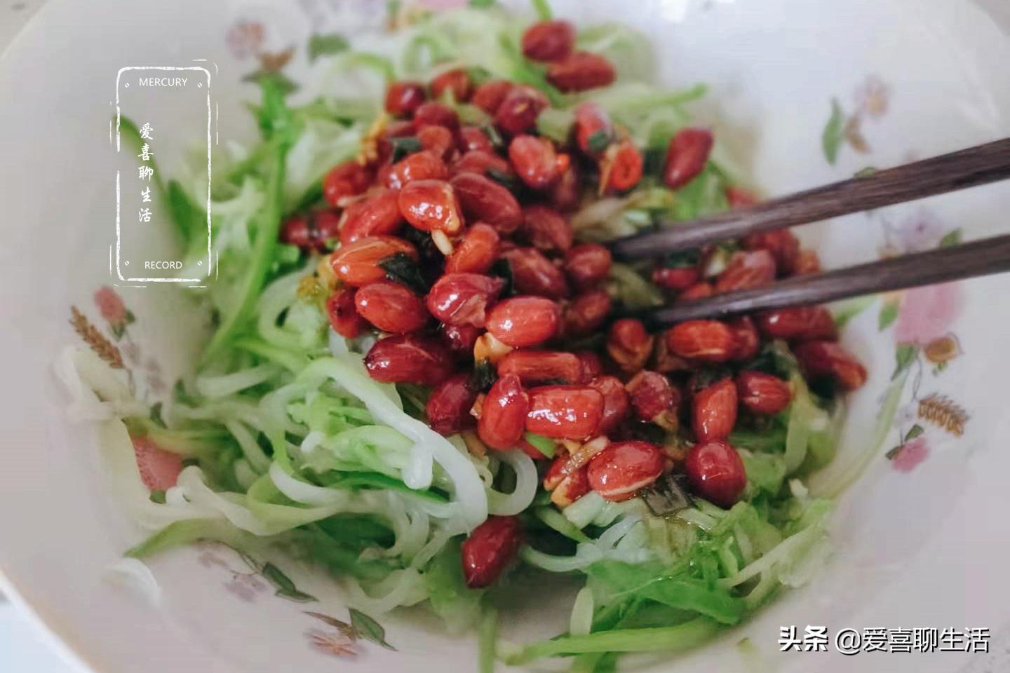 夏至后这菜正当季，买来擦丝加花生一起拌，酸香开胃，天热吃真爽