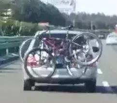 乱停车挡住别人被撞如何定性,乱停车被人遮挡牌照被处罚怎么办