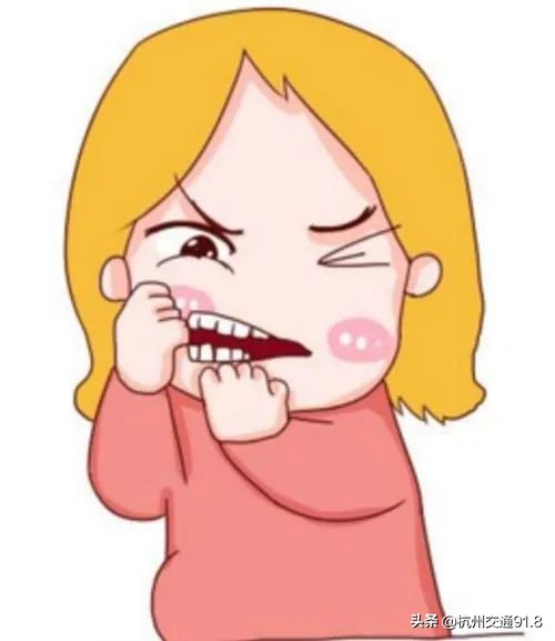 女大学生唱歌想哭,想唱歌不敢唱