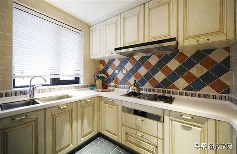 侧吸油烟机被吊柜挡住,油烟机排烟管吊柜遮挡