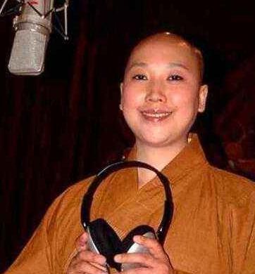 比肩毛阿敏，却因抑郁情伤削发为尼，歌后李娜称这23年每天都充实
