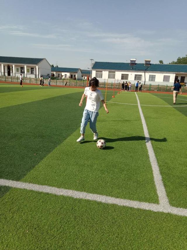 桥西区足球运球绕杆专项训练,东桥镇中心小学足球操