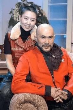 他被誉为“风月片”教父，拦截训练中的女兵，直言：我们结婚吧